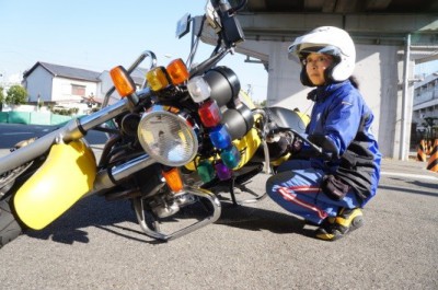 倒れたバイクも……