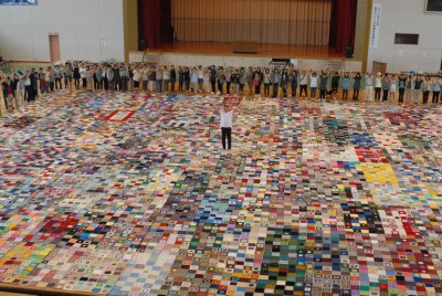地元の人と協力して完成させた世界最大のニット毛布（2014年石巻市総合体育館）
