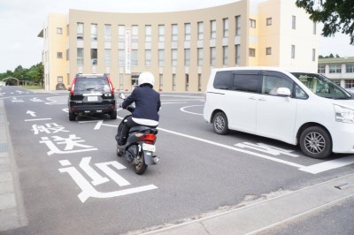 地域によりマイカー送迎や原付通学を認める学校が多い