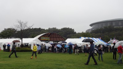 13:00頃のステージ前の様子