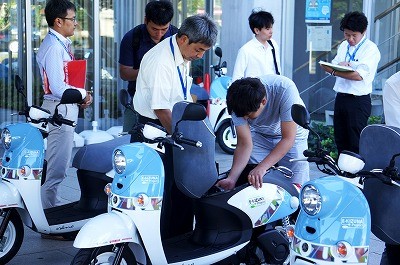 モニターの人たちが電動バイクを試乗した