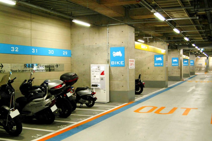 一定規模の建築物に対して設置を課す 二輪車駐車場付置義務の検討も望まれる（画像イメージ）