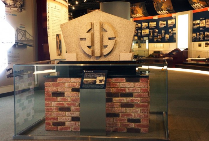 カワサキワールドに展示された川崎重工の「川」マークの石碑