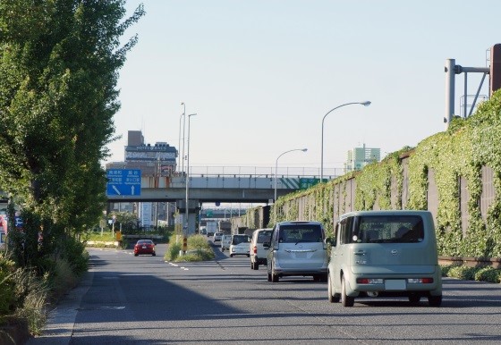 国道122号（東京方面から）右折する車も左側の側道へ