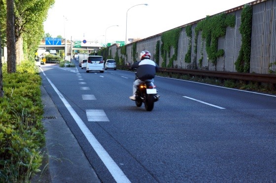 国道122号（浦和方面から）かつては側道への進入が規制されていた