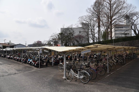 大学の駐輪場（自転車はまばらだが原付はびっしり状態）