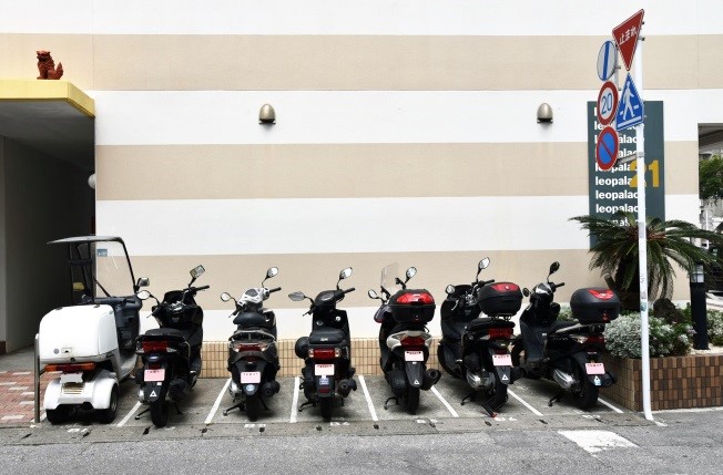 那覇市内の月極めバイク駐車場周辺市町の原付二種が多い