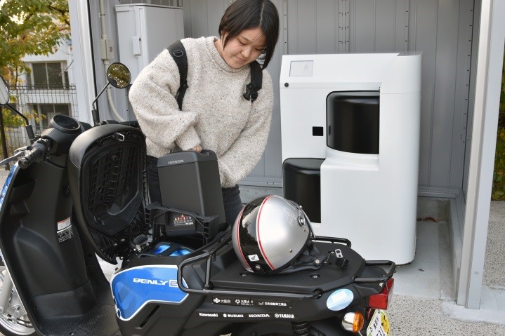 大阪大学に設置されたバッテリー交換機
